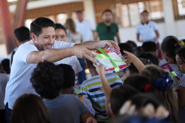 Renán Sánchez lleva programa de libretas escolares a estudiantes de Chetumal