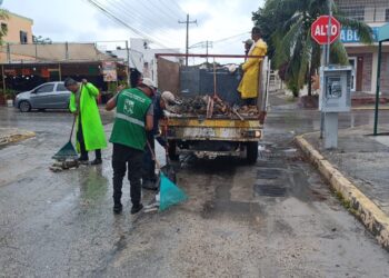 Realizan labores de limpieza de alcantarillas en Puerto Morelos ante "Helene"