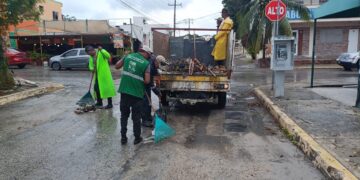 Realizan labores de limpieza de alcantarillas en Puerto Morelos ante "Helene"