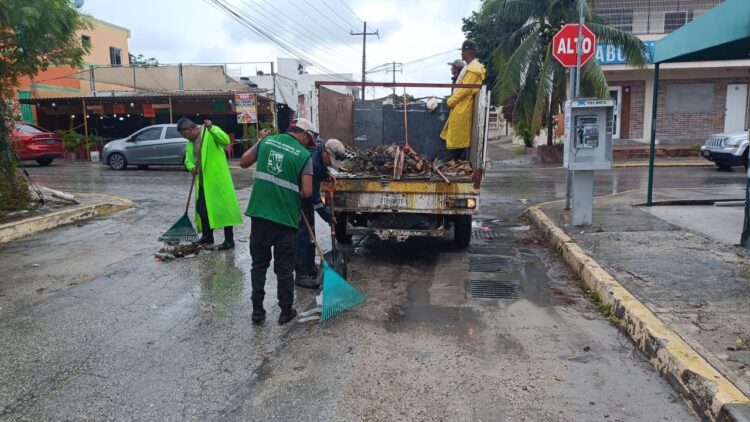 Realizan labores de limpieza de alcantarillas en Puerto Morelos ante "Helene"