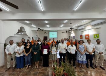 Reafirma IEQROO su compromiso con juventudes de la Universidad Aztlán y el INESAP