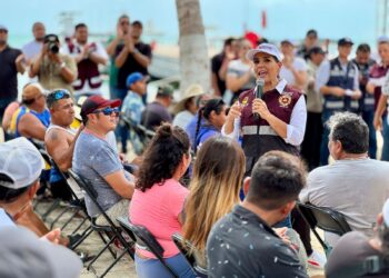 Mara Lezama supervisa el desahogo de calles y entrega apoyos a pescadores, tras el paso de “Helene”