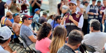 Mara Lezama supervisa el desahogo de calles y entrega apoyos a pescadores, tras el paso de “Helene”