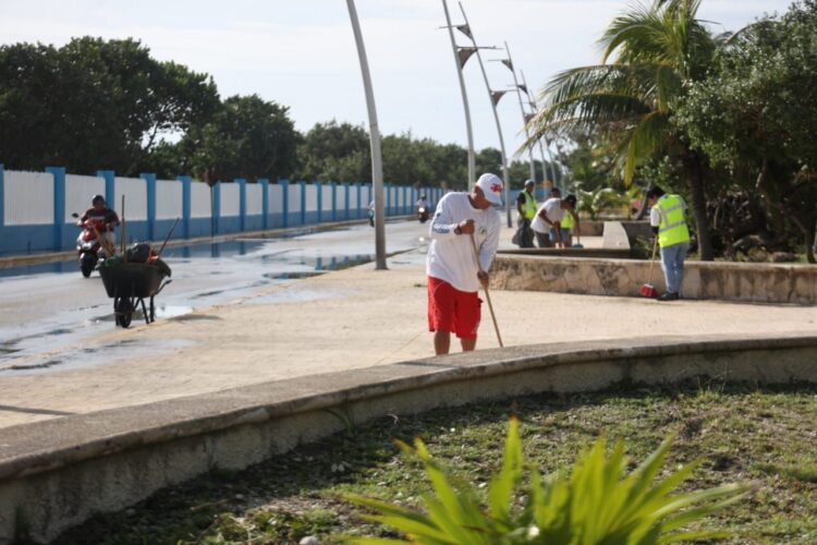 Gobierno de Isla Mujeres realiza Mega Jornada de Limpieza luego del paso del huracán ‘Helene’