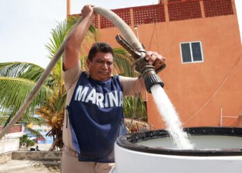 Atenea Gómez distribuye agua potable en colonias más necesitadas ante el impacto del huracán “Helene”