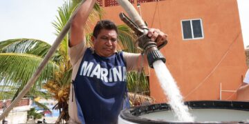 Atenea Gómez distribuye agua potable en colonias más necesitadas ante el impacto del huracán “Helene”