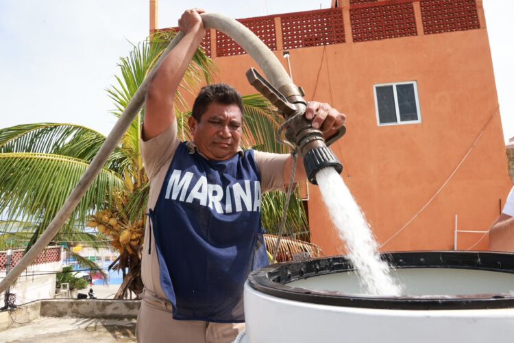 Atenea Gómez distribuye agua potable en colonias más necesitadas ante el impacto del huracán “Helene”