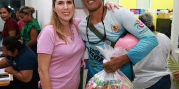 Atenea Gómez entrega apoyos alimentarios a las cooperativas turísticas de Isla Mujeres