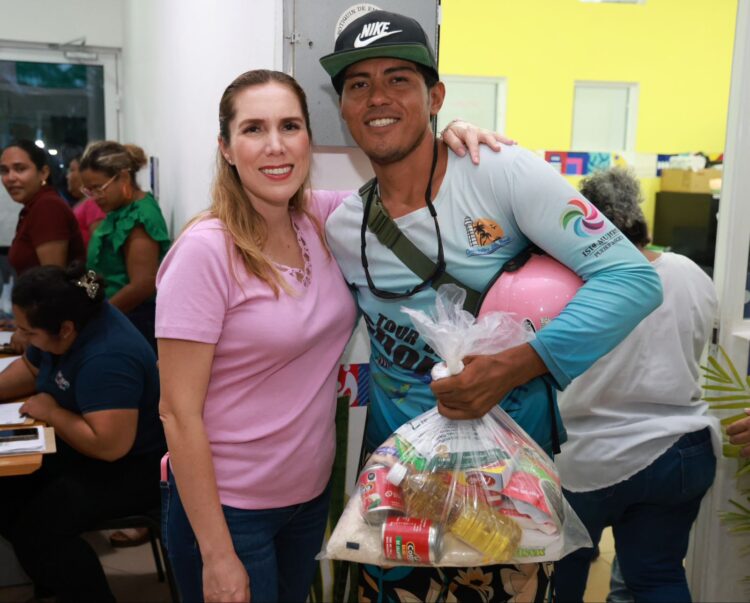 Atenea Gómez entrega apoyos alimentarios a las cooperativas turísticas de Isla Mujeres