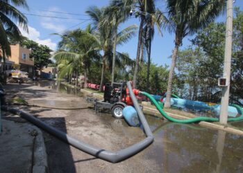 Continúa Gobierno Municipal trabajos para achicar las salinas en Isla Mujeres