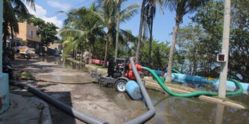 Continúa Gobierno Municipal trabajos para achicar las salinas en Isla Mujeres