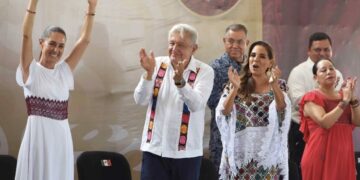 AMLO y Sheinbaum entregan mil 600 títulos de propiedad en Quintana Roo