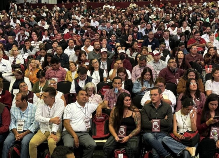 AMLO pide "fortalecer la hermandad" en Congreso Nacional de Morena