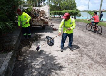 Fortalece gobierno de Isla Mujeres trabajos de limpieza en la Salina Grande ante recientes lluvias