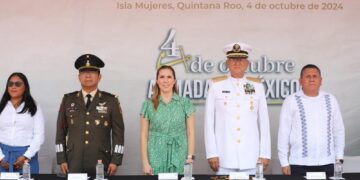 Atenea Gómez asiste a ceremonia conmemorativa por 203 Aniversario de la Creación de la Armada de México