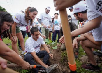 Gino Segura cumple promesa de plantar un árbol por cada voto de confianza