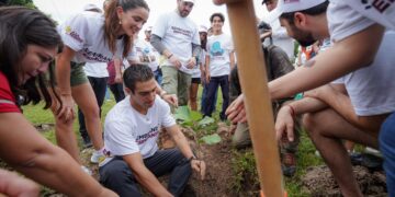 Gino Segura cumple promesa de plantar un árbol por cada voto de confianza