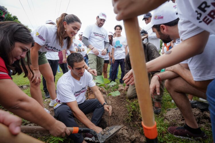Gino Segura cumple promesa de plantar un árbol por cada voto de confianza