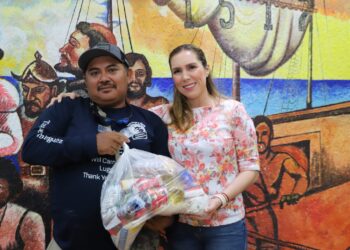 Atenea Gómez entrega apoyos alimentarios a maleteros de Isla Mujeres