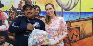 Atenea Gómez entrega apoyos alimentarios a maleteros de Isla Mujeres
