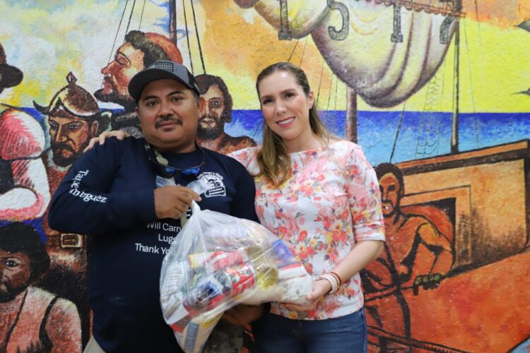 Atenea Gómez entrega apoyos alimentarios a maleteros de Isla Mujeres