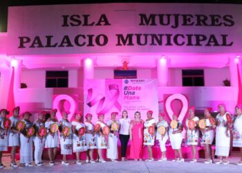 Se ilumina Isla Mujeres de rosa para concientizar a isleñas sobre detección oportuna del cáncer de mama