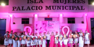 Se ilumina Isla Mujeres de rosa para concientizar a isleñas sobre detección oportuna del cáncer de mama