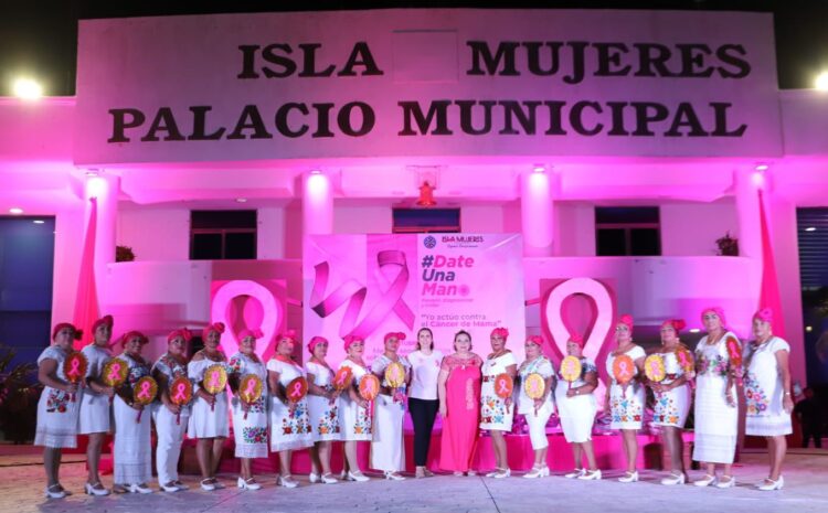 Se ilumina Isla Mujeres de rosa para concientizar a isleñas sobre detección oportuna del cáncer de mama