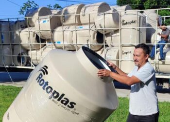 Reciben 57 familias de Puerto Morelos y Leona Vicario tinacos gestionados ante Mariana Trinitaria