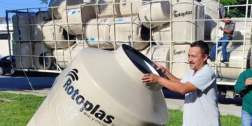 Reciben 57 familias de Puerto Morelos y Leona Vicario tinacos gestionados ante Mariana Trinitaria
