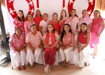 Isleñas se solidarizan con mujeres que luchan contra cáncer de mama en Desayuno Rosa con Causa