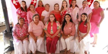 Isleñas se solidarizan con mujeres que luchan contra cáncer de mama en Desayuno Rosa con Causa