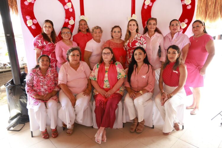 Isleñas se solidarizan con mujeres que luchan contra cáncer de mama en Desayuno Rosa con Causa