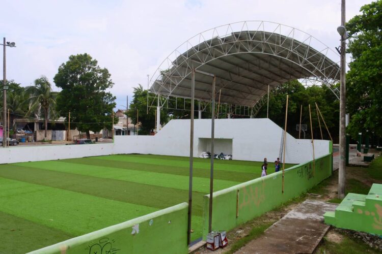 Avanza el mejoramiento y rehabilitación de espacios deportivos en Puerto Morelos