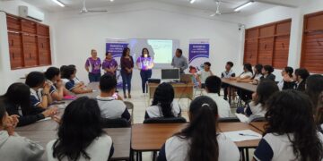 Imparten taller de robótica para niñas y mujeres jóvenes en Puerto Morelos