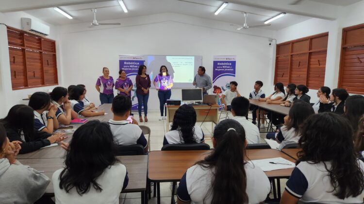 Imparten taller de robótica para niñas y mujeres jóvenes en Puerto Morelos