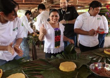 Blanca Merari participa con estudiantes de la UT en taller para elaborar mucbilpollo