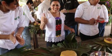 Blanca Merari participa con estudiantes de la UT en taller para elaborar mucbilpollo