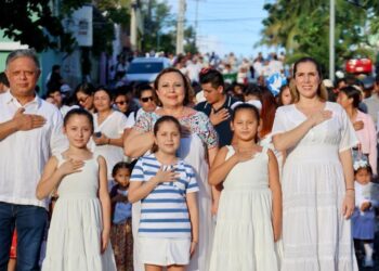 Atenea Gómez encabeza tradicional Desfile de las Naciones Unidas en Isla Mujeres