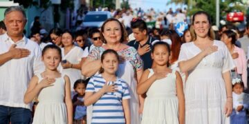 Atenea Gómez encabeza tradicional Desfile de las Naciones Unidas en Isla Mujeres