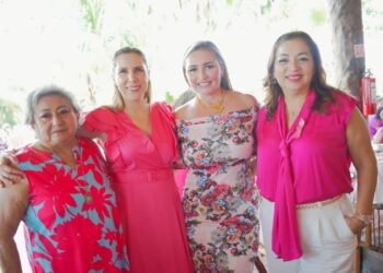 Isleñas se solidarizan a la lucha contra el cáncer de mama en el Desayuno del Tacón Rosa