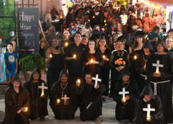 Inicia gobierno de Isla Mujeres festividades del Día de Muertos con La Callejoneada