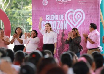 Entrega Atenea Gómez apoyos alimentarios del programa Isleña de Corazón en Zona Continental