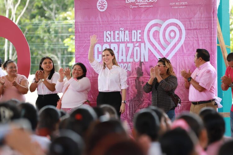 Entrega Atenea Gómez apoyos alimentarios del programa Isleña de Corazón en Zona Continental