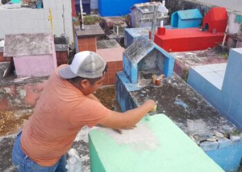 Panteones de Puerto Morelos y Leona Vicario, prácticamente listos para los Días de Muertos