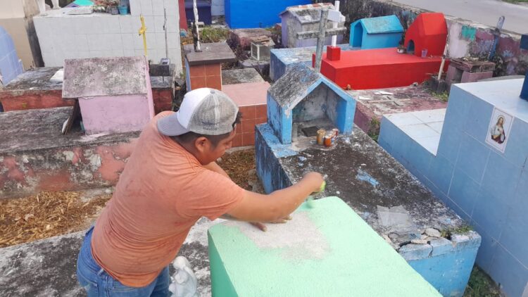 Panteones de Puerto Morelos y Leona Vicario, prácticamente listos para los Días de Muertos