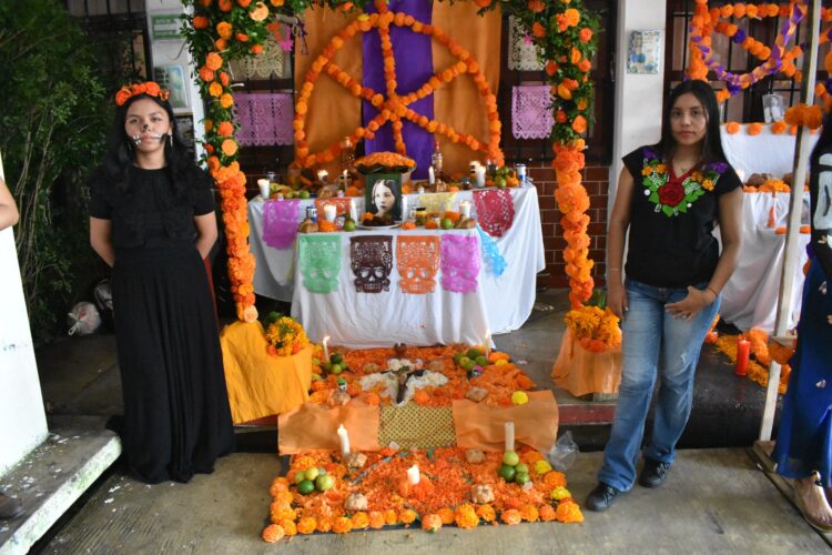 Destaca Secretario del Ayuntamiento ante estudiantes de Leona Vicario importancia de conservar tradiciones