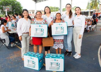 Benefician a mujeres solidarenses con máquinas de coser del programa estatal "Faro del Bienestar"