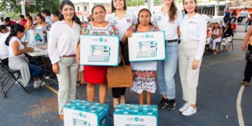 Benefician a mujeres solidarenses con máquinas de coser del programa estatal "Faro del Bienestar"
