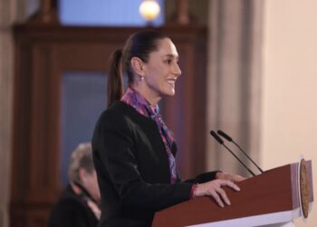 Claudia Sheinbaum ofrece reducir el déficit público para 2025